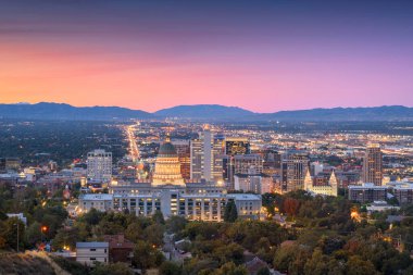 Salt Lake City, Utah, ABD şehir merkezi alacakaranlıkta gökyüzü.