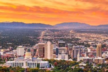 Salt Lake City, Utah, ABD şehir merkezi alacakaranlıkta gökyüzü.
