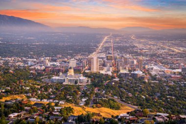 Salt Lake City, Utah, ABD şehir merkezi alacakaranlıkta gökyüzü.
