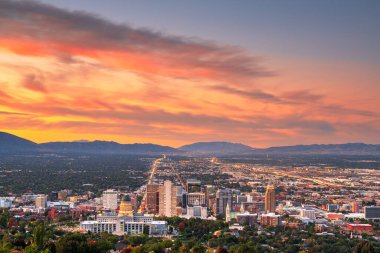 Salt Lake City, Utah, ABD şehir merkezi alacakaranlıkta gökyüzü.
