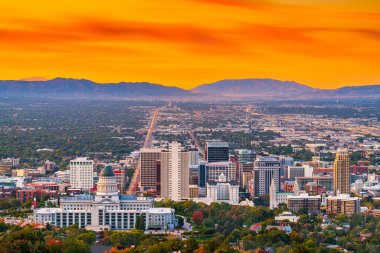 Salt Lake City, Utah, ABD şehir merkezi alacakaranlıkta gökyüzü.