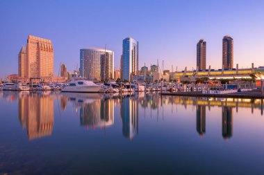 San Diego, California, ABD şehir merkezi alacakaranlıkta San Diego Körfezi 'nde ufuk çizgisi.