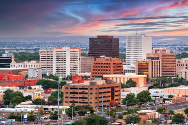 Albuquerque, New Mexico, ABD şehir merkezi alacakaranlıkta.