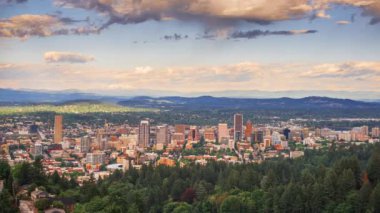 Portland, Oregon, ABD şehir merkezi. Öğleden sonra kapüşon.
