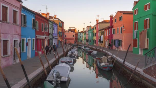 Burano Venedig Italien Bunte Gebäude Entlang Der Kanäle Der Dämmerung — Stockvideo