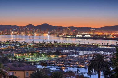 San Diego, California, ABD Şafak vakti körfezin üzerindeki şehir manzarası.