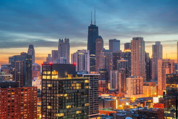 シカゴ イリノイ州 夜明けにアメリカのダウンタウンの屋上スカイライン — ストック写真