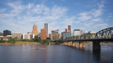 Portland, Oregon, ABD Gündüz vakti Willamette Nehri üzerinde gökyüzü.