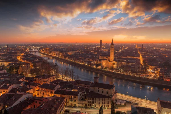 Verona Talya Alacakaranlıkta Adige Nehri Üzerinde Skyline — Stok fotoğraf