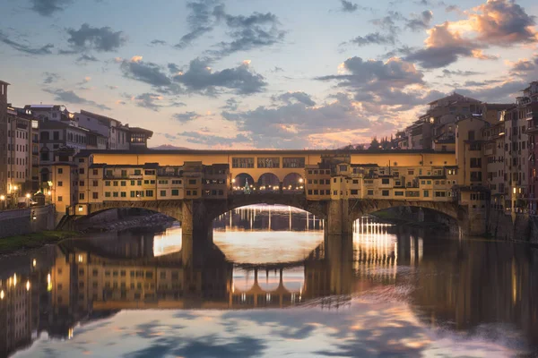 Floransa, İtalya Ponte Vecchio Köprüsü 'nde Alacakaranlıkta Arno Nehri' ni geçerken.