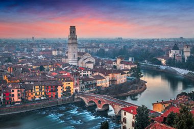 Verona, İtalya alacakaranlıkta Adige Nehri üzerinde ufuk çizgisi.
