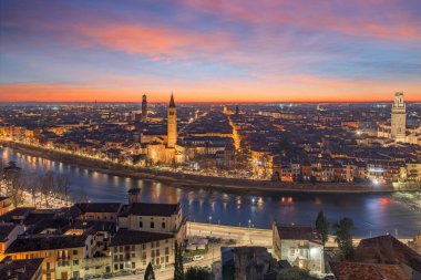 Verona, İtalya Alacakaranlıkta Adige Nehri üzerinde Skyline.