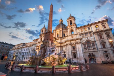 Piazza Navona Obelisk 'te ve Sant' Agnese Roma 'da, İtalya' da alacakaranlıkta.