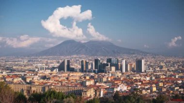 Napoli, İtalya 'da finans bölgesi dağının altında. Öğleden sonra Vesuvius.