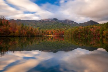 Table Rock Dağı, Pickens, Güney Carolina, ABD Sonbaharda göl manzarası.