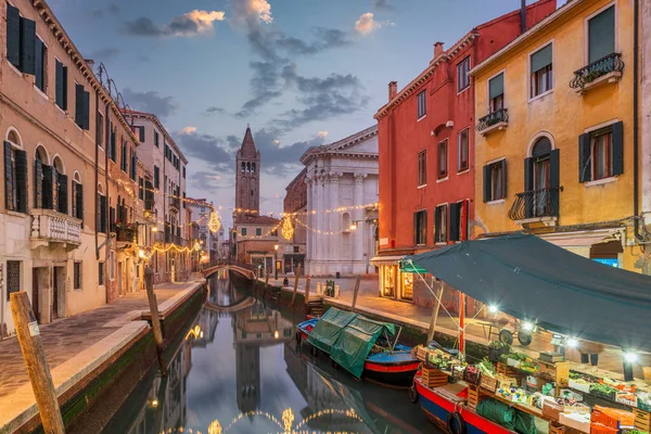 ヴェネツィア 夕暮れ時の運河の上のイタリアの街並み — ストック写真