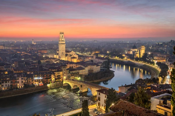 Verona Itálie Městský Panorama Řece Adige Soumraku — Stock fotografie