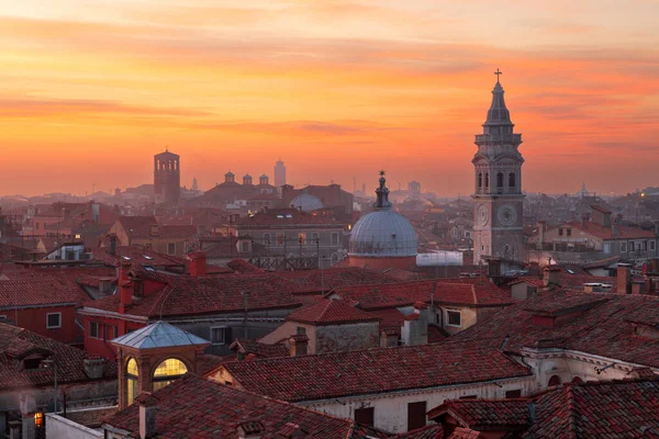 意大利威尼斯的屋顶天际线和黄昏的历史地标 — 图库照片