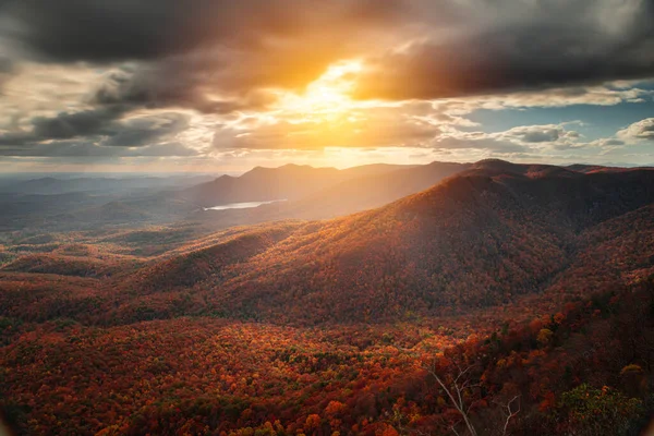 Table Rock State Park, Güney Carolina, ABD Sonbaharda gün batımında.