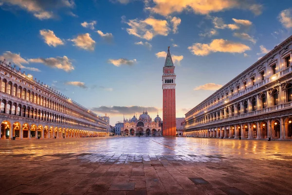 Veneza Itália Praça São Marcos Com Basílica Torre Sino Crepúsculo — Fotografia de Stock