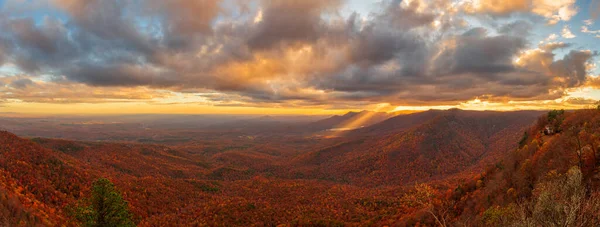 Table Rock State Park, Güney Carolina, ABD Sonbaharda gün batımında.