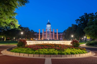 COLUMBIA, MISSOURI - 27 Ağustos 2018: Missouri Üniversitesi kampüsü ve Francis Quadrangle 'daki ana tabela.