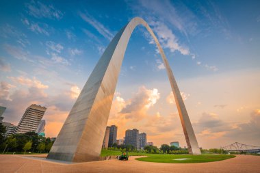 St. Louis şehir merkezi, Missouri, ABD kemerin altından izlendi.