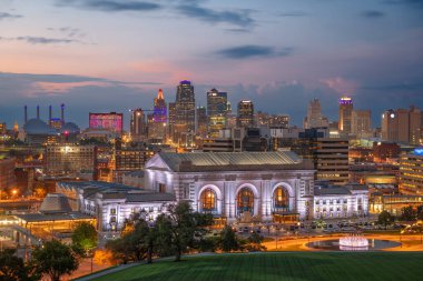Kansas City, Missouri, ABD şehir merkezi alacakaranlıkta Union Station ile gökyüzü.