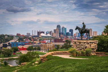 Kansas City, Missouri, ABD şehir merkezi silueti ve parklar.