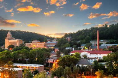 Hot Springs, Arkansas, ABD şehir manzarası dağlarda alacakaranlıkta.