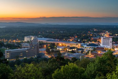 Hot Springs, Arkansas, ABD şehir silueti şafaktan itibaren.