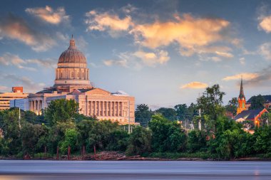 Jefferson City, Missouri, ABD şehir merkezi Missouri Nehri manzaralı Eyalet Kongre Binası akşam karanlığında.