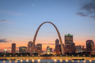 St. Louis, Missouri, Abd şehir manzarası nehir üzerinde alacakaranlıkta.