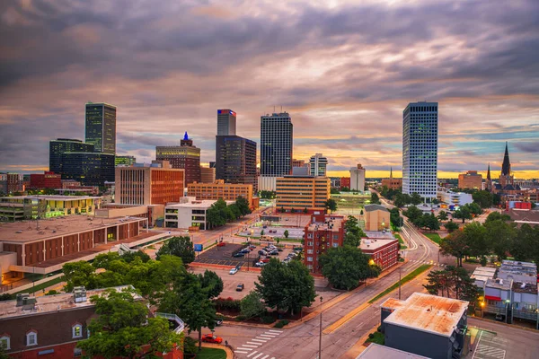 Tulsa, Oklahoma, ABD skyline alacakaranlıkta.