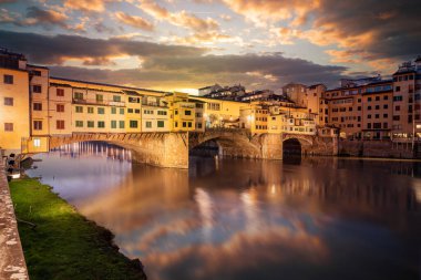 Floransa, İtalya Ponte Vecchio Köprüsü 'nde Alacakaranlıkta Arno Nehri' ni geçerken.