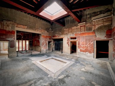 ERCOLANO, İtalya - 14 Şubat 2022 Herculaneum 'un en soylu Roma evlerinden biri. Herculaneum, M.S. 79 yılında Vesuvius patlaması ile kaplanmış önemli bir arkeolojik bölgedir..