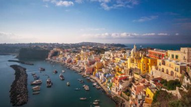 Procida, İtalya 'nın eski kenti Akdeniz' de öğleden sonra ufuk çizgisi.