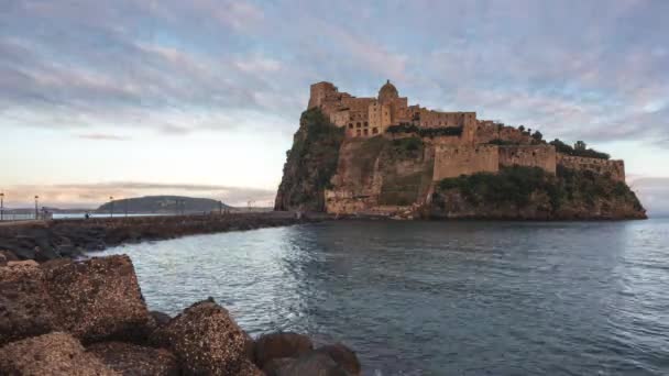 Ischia Italien Med Aragonien Slott Medelhavet Skymningen — Stockvideo