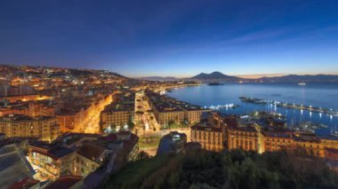 Napoli, İtalya 'nın havadan silueti körfezde Mt. Vezüv şafakta.