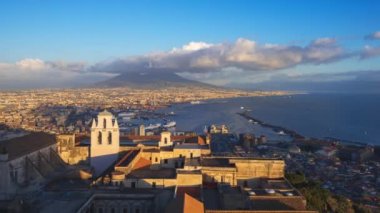Napoli, İtalya körfezin üzerinden Mt. Vezüv 'de katedraller ve manastırlar var..