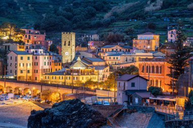 Monterosso, İtalya Cinque Terre bölgesinde Akdeniz 'de alacakaranlıkta.