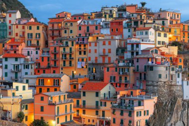 Manarola, La Spezia, alacakaranlıkta Cinque Terre 'de İtalya kıyı manzarası.