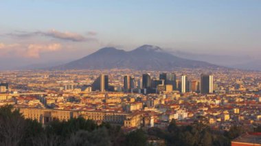 Napoli, İtalya 'da finans bölgesi dağının altında. Öğleden Geceye Vezüv.