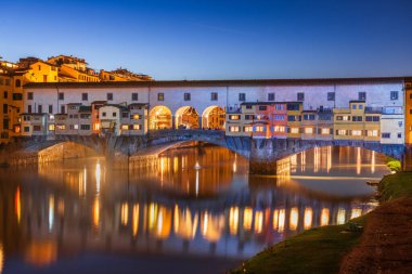 Floransa, İtalya 'da Ponte Vecchio Köprüsü' nde. Alacakaranlıkta Arno Nehri 'ni geçiyor.. 