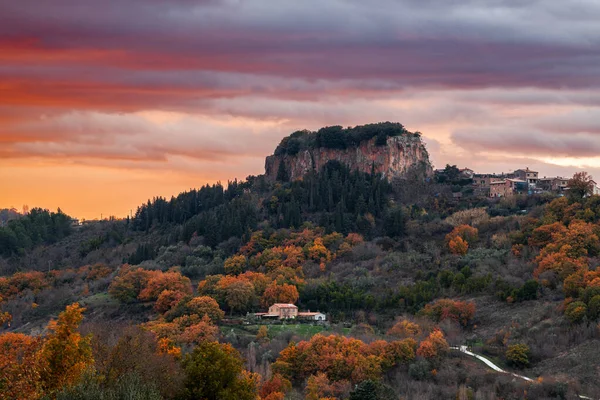 秋天黄昏时意大利翁布里亚奥尔维托周围的乡村风景 — 图库照片