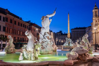 Roma 'daki Piazza Navona' daki çeşmeler, alacakaranlıkta İtalya.