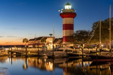 Hilton Head, Güney Carolina, ABD deniz feneri alacakaranlıkta.