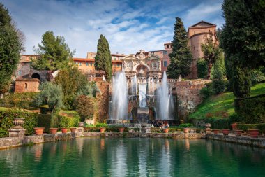 TİVOLİ, İTALYA - 5 Şubat 2022: ziyaretçiler Villa D 'Este' deki su tesislerinin keyfini çıkarıyorlar. 16. yüzyıl villası artık bir müze ve UNESCO Dünya Mirası sahası..