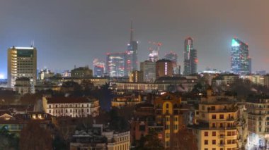 Milan, İtalya finans bölgesi şafak vakti apartmanların üzerinde yükselişe geçecek.