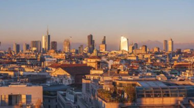 Milan, İtalya 'nın yeni ve eski mimarisi ile alacakaranlıktan geceye kadar ufuk çizgisi.